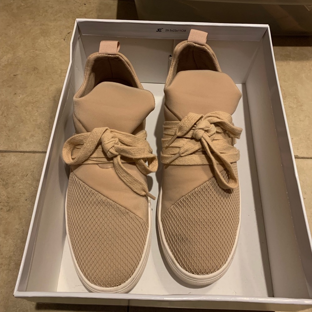Size 8 Steve Madden Shoes/Sneakers